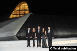 Президент Азербайджану Ільхам Алієв (по центру) з донькою Лейлою та тодішнім зятем Еміном Агаларовим (праворуч), першою леді Мехрібан Алієвою та сином Гейдаром Алієвим (ліворуч) у Баку 11 травня 2012 року