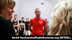 Волонтери спілкуються з бійцями у військовому госпіталі
