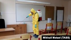 Санітарна обробка школи перед початком навчального року, Москва, Росія, 25 серпня 2020 року