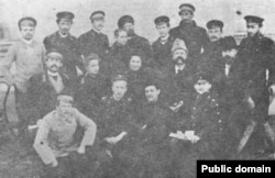 Микола Міхновський (другий ряд, перший праворуч) серед прибічників у Харкові