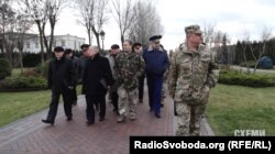 Делегація від Міністерства оборони та Адміністрації президента, що приїхала на оглядини «Межигір’я»