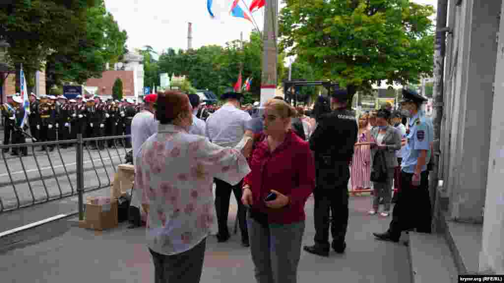 Симферополь. Перед началом военного парада у «рамки» на проспекте Кирова зрителям измеряли температуру, раздавали защитные маски и «георгиевские ленты»