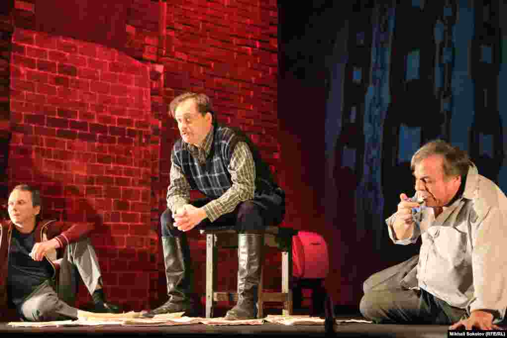 Первый допрос. Спектакль Марка Розовского "Папа, мама, я и Сталин". Отец - Валерий Шейман. Сын - Валерий Толков.  Следователь Дуболазов - Денис Юченков. 