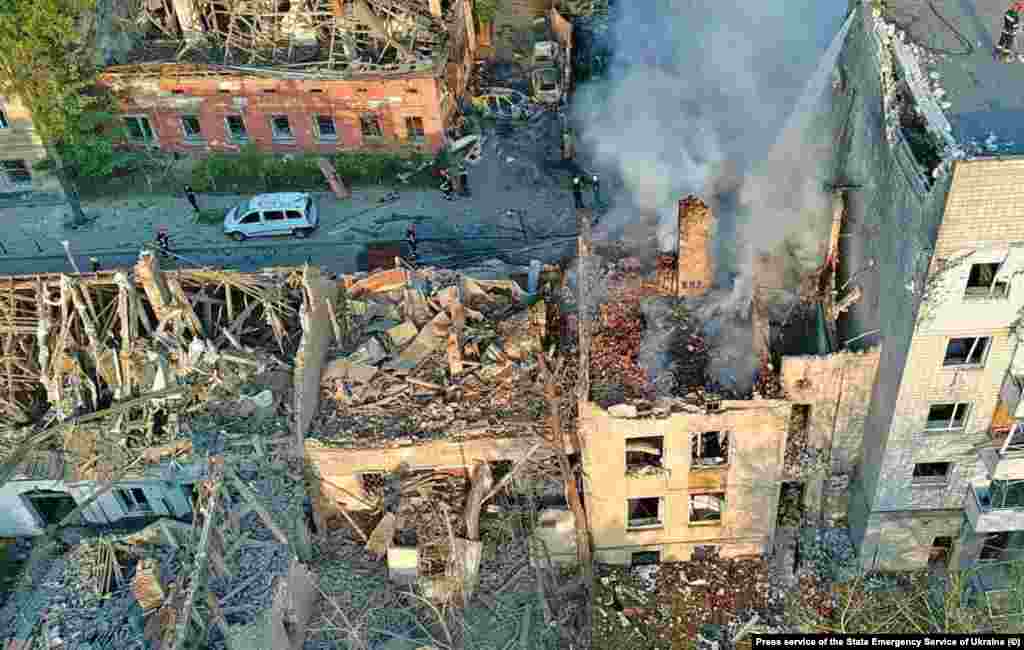 Росія атакувала Львів «Кинджалами» й дронами. На фото – пошкоджені будівлі. У результаті атаки загинуло щонайменше 7 людей. Десятки отримали поранення