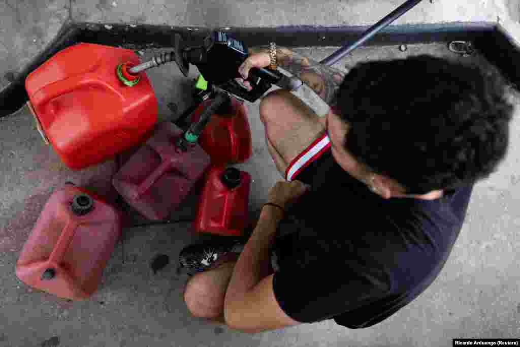 Чоловік запасається бензином, готуючись до урагану «Мілтон», Тампа, штат Флорида, 8 жовтня 2024 року