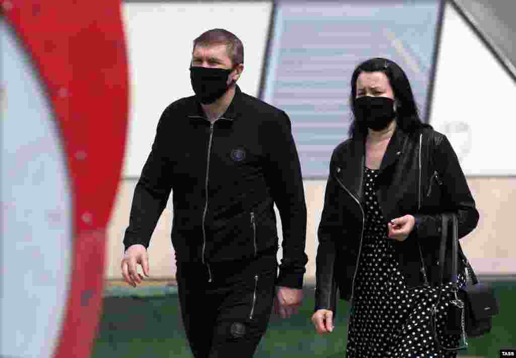 Мода на ношение тканевых масок (иногда самодельных) появилась задолго до распространения коронавируса в мире. В азиатских странах это привычный атрибут, так как там высокая степень загрязнения воздуха и плотность населения.  Однако такая маска, как и медицинская, не защитит от проникновения мелких частиц или капель