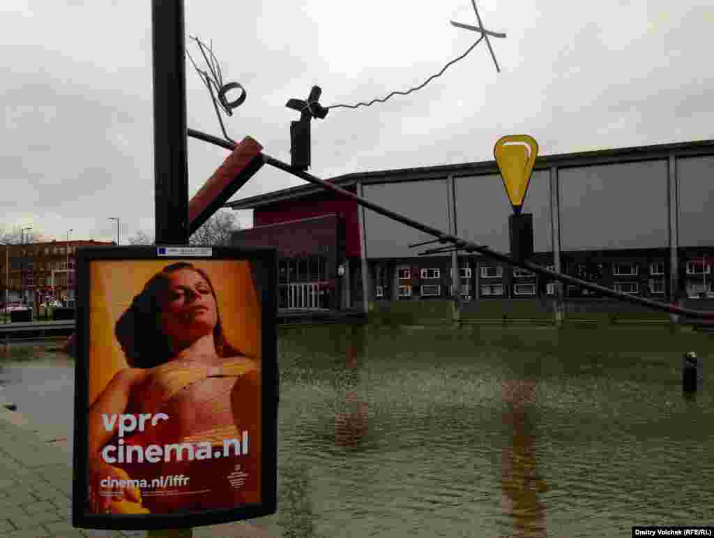 Реклама фонда поддержки кино возле "Нового инситиута", где проходит ретроспектива Хайнца Эмигольца