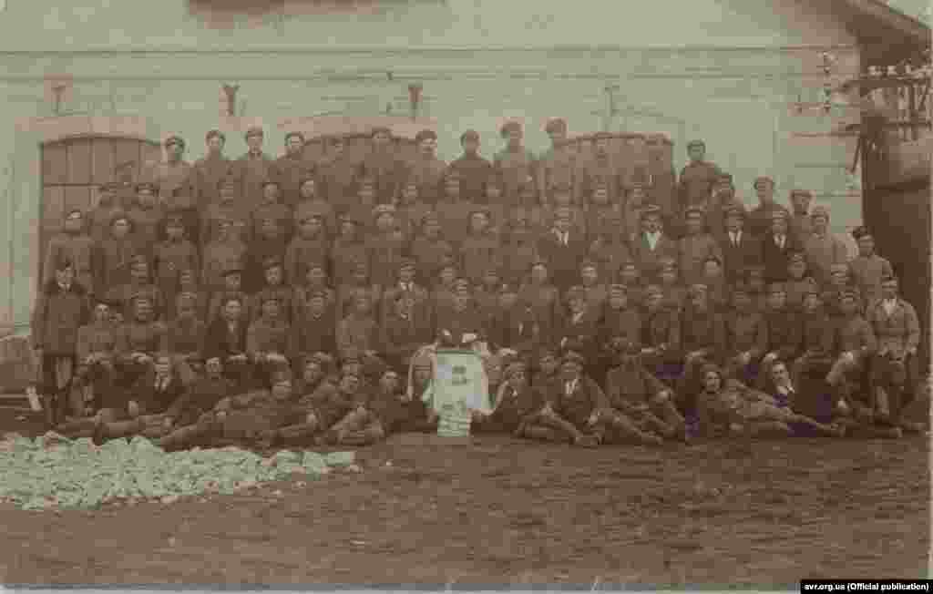 І хоч після поразки у визвольній війні, багато вояків УГА опинилися в таборах інтернованих на території Польщі та Чехословацької Республіки, та навіть там вони не полишали ідеї боротьби за українську самостійність. На фото: Святкування Шевченківського свята інтернованими вояками (українська робітнича сотня) УГА в ЧСР. Більше світлин можна переглянути на сайті Електронного архіву визвольного руху. 