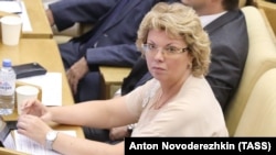 Елена Ямпольская является соавтором федерального законопроекта об обязательном использовании русского языка. Парламентарий намерена очистить русский от иностранных заимствований.