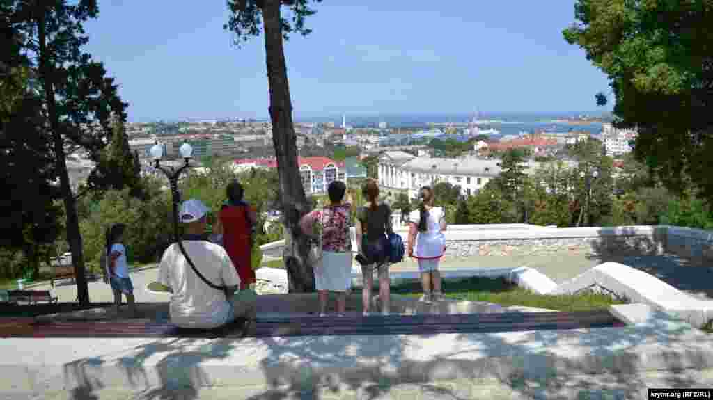 Малахов курган – панівна висота на Корабельній стороні Севастополя. З височини видно Севастопольську бухту і найдальші куточки міста