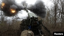 Ілюстраційне фото. Український військовий веде вогонь із гаубиці «Богдана» на лінії фронту на Донеччині, квітень 2025 року