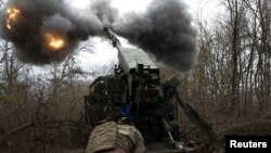 Военные ВСУ стреляют из самоходной артиллерийской установки «Богдана» украинского производства, иллюстративное фото