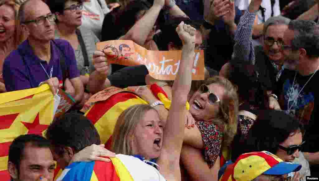 Іспанія виступає проти незалежності Каталонії, центральний уряд готує заходи із введення прямого правління в регіоні. Єврокомісія відмовилася коментувати рішення парламенту Каталонії. Жодна країна не висловила підтримку намірам Каталонії оголосити незалежність