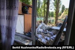 Аварійні роботи на місці, де російська ракета влучила в житловий будинок у Києві, Україна, 1 серпня 2025 року