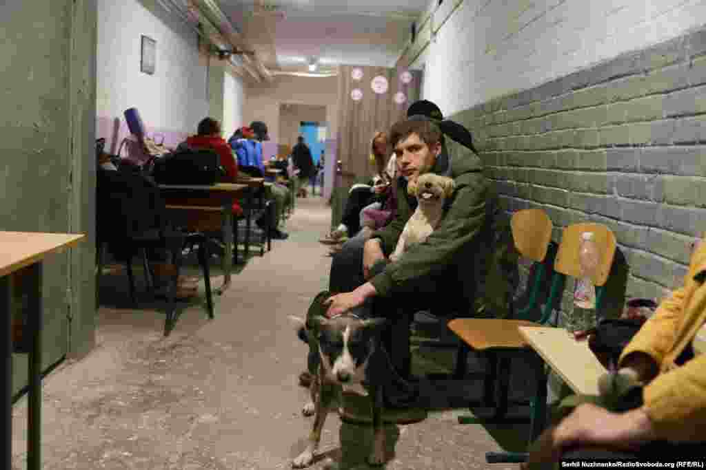 Люди ховаються в укритті під час повітряної тривоги