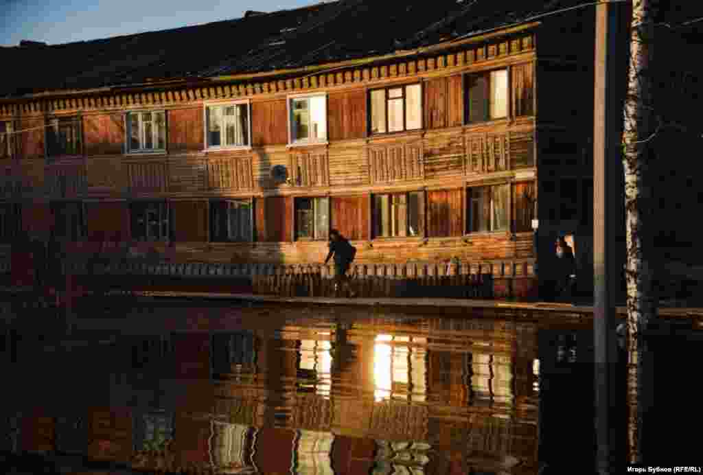  Из-за паводка поселок 28 апреля на несколько часов остался без электричества. Сейчас оно восстановлено.