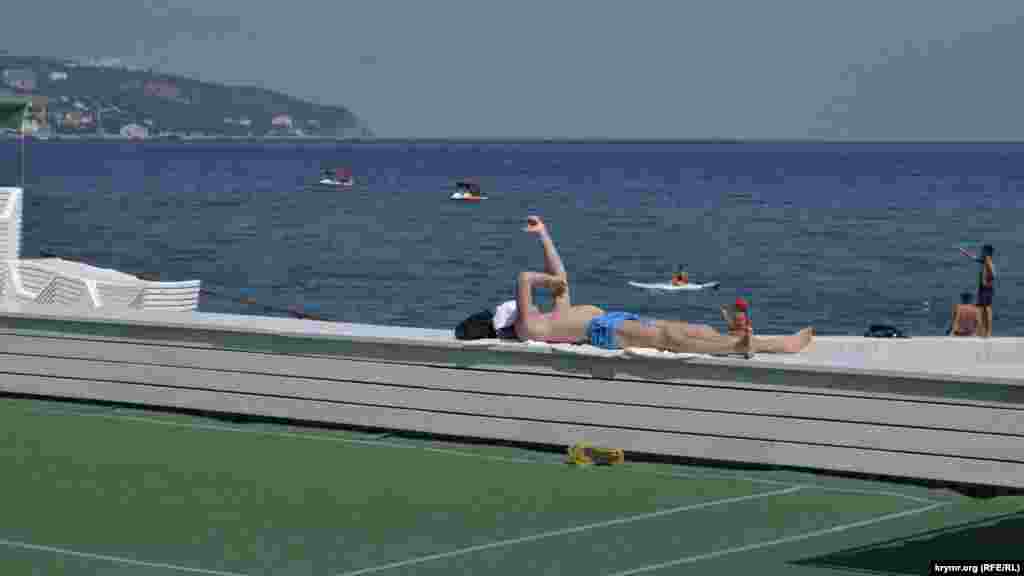 Их набережные оборудованы с максимальным комфортом – мягкое покрытие, удобные лавочки и пальмы