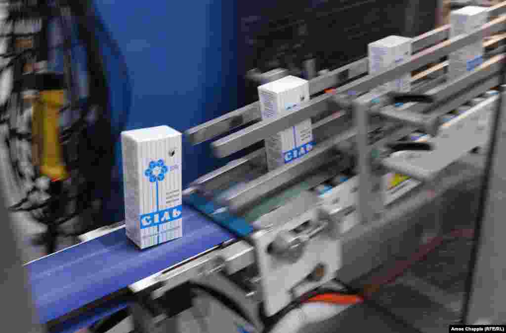 Только упакованная каменная, поваренная соль сходит с производственной линии (фото 2019 года). Представитель компании тогда рассказывал RFE/RL, что «Артемсоль» разрабатывала новую упаковку, чтобы привлечь внимание западных покупателей.