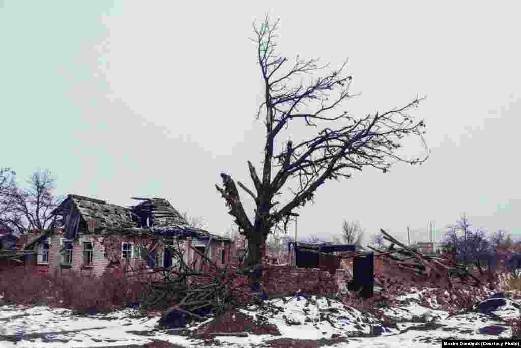 Разрушения в селе Семеновка на окраине Славянска. Декабрь 2014 года.