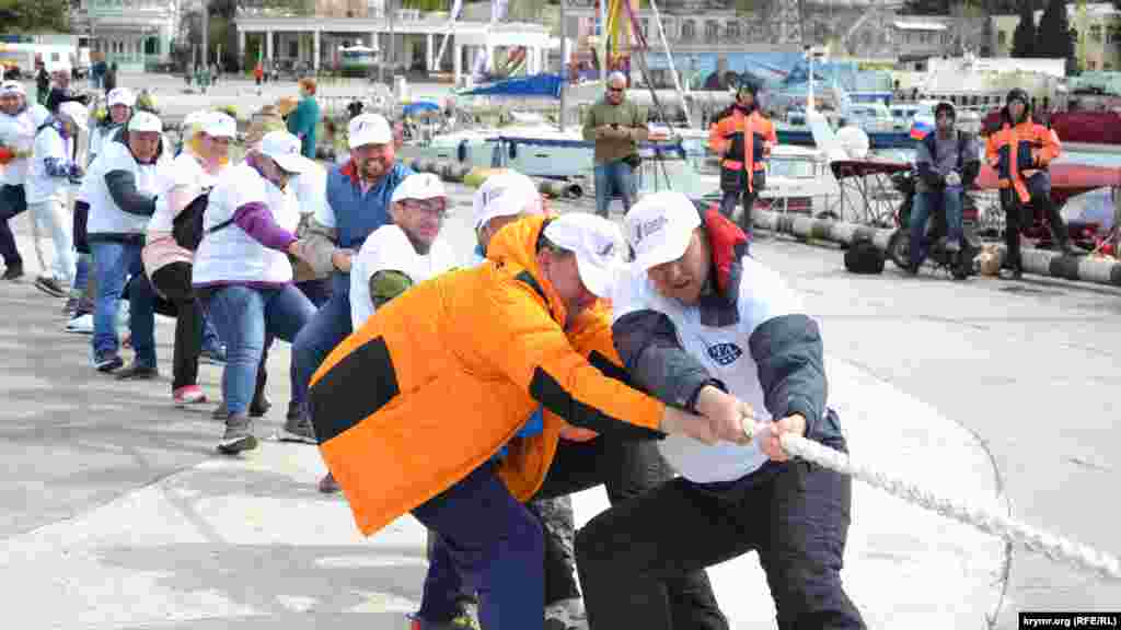 Дух сплочения команд начали проверять на причале перед началом события – команды соревновались в перетягивании каната