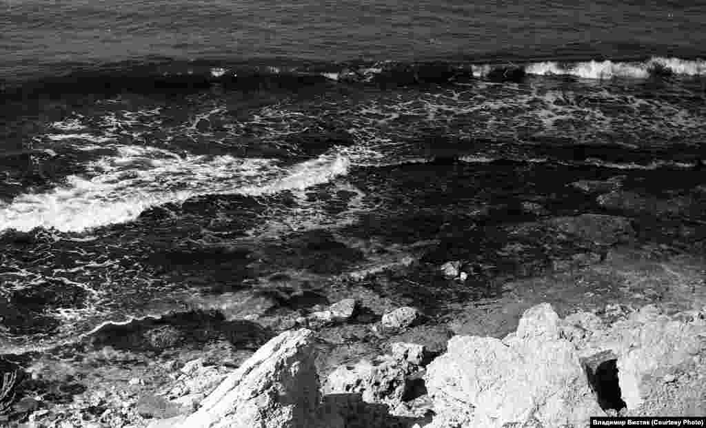 Море поблизу Херсонеса. У 2012 році вчені відділу підводної археології національного заповідника «Херсонес Таврійський» здійснили дослідження морського дна в адміністративних межах всього Севастополя. З дна моря вони підняли артефакти Середньовіччя: 12 кам'яних якорів вагою до 60 кг