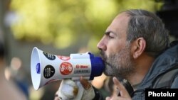 Лідер протесту, опозиційний депутат парламенту Нікол Пашинян