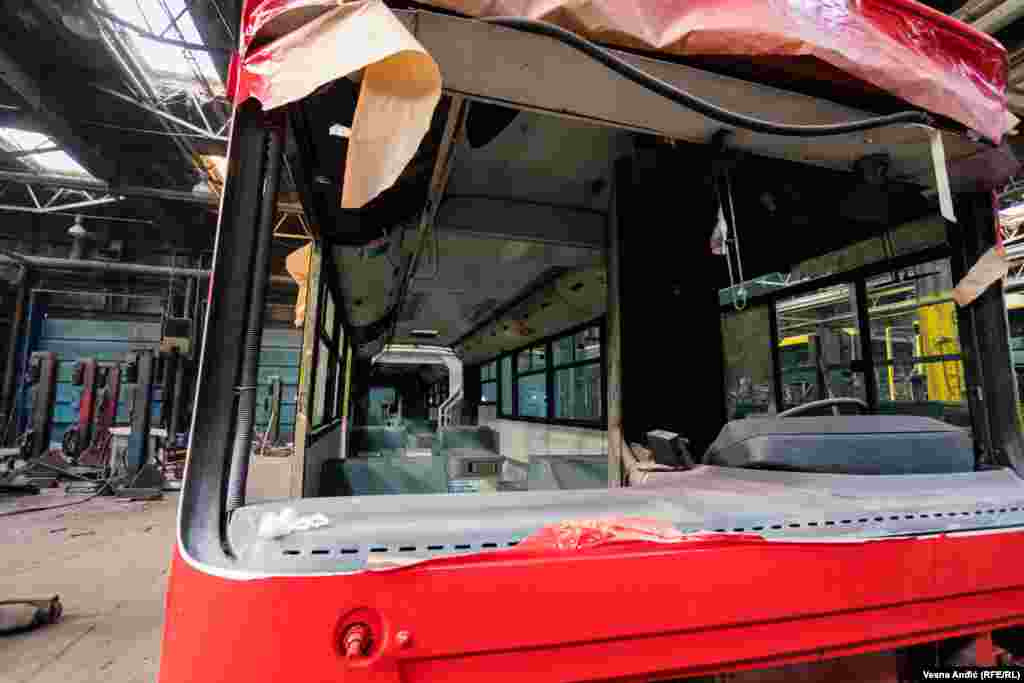 Umesto proizvodnje, međutim, zaposlene drugi put u poslednjih godinu dana čeka socijalni program državne pomoći dok će, uskoro novi kineski vlasnik, fabriku zateći bez zaposlenih. 