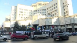 Під стінами КСУ вимагають скасувати «мовний закон» Ківалова-Колесніченка (відео) Під стінами КСУ вимагають скасувати «мовний закон» Ківалова-Колесніченка (відео)