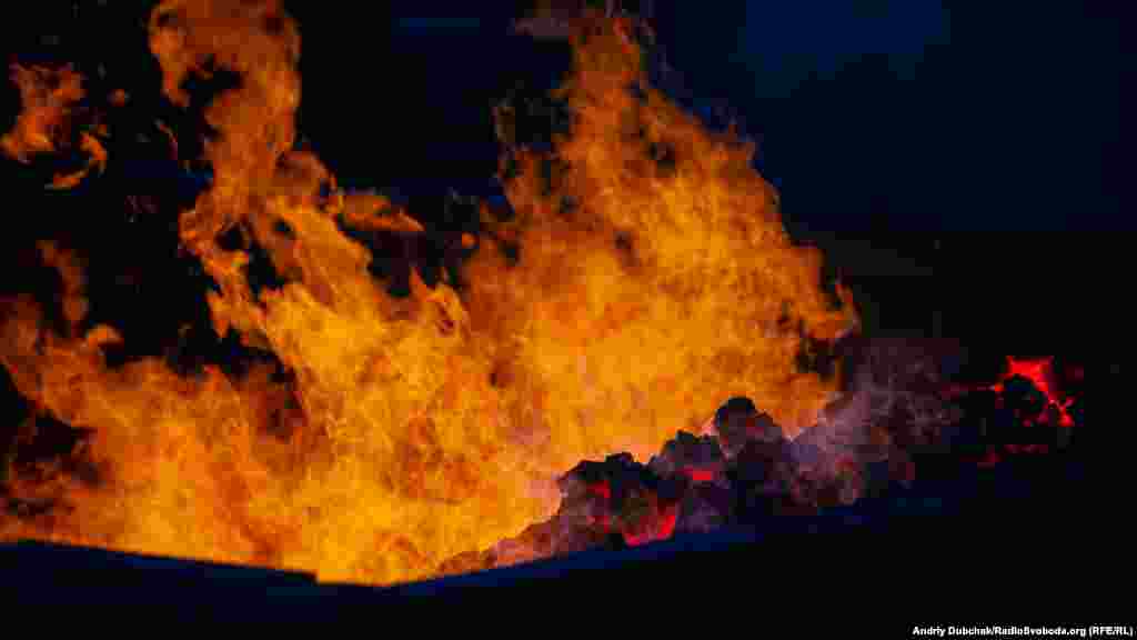 Кокс – це продукт випікання вугілля у спеціальних печах при температурах близько 1100 градусів у середньому протягом 22 годин. Його використовують як паливо у металургії