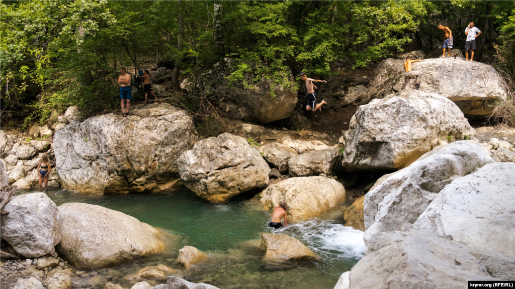Подросток прыгает в «ванну молодости» в реке Коккозка близ села Соколиное Бахчисарайского района