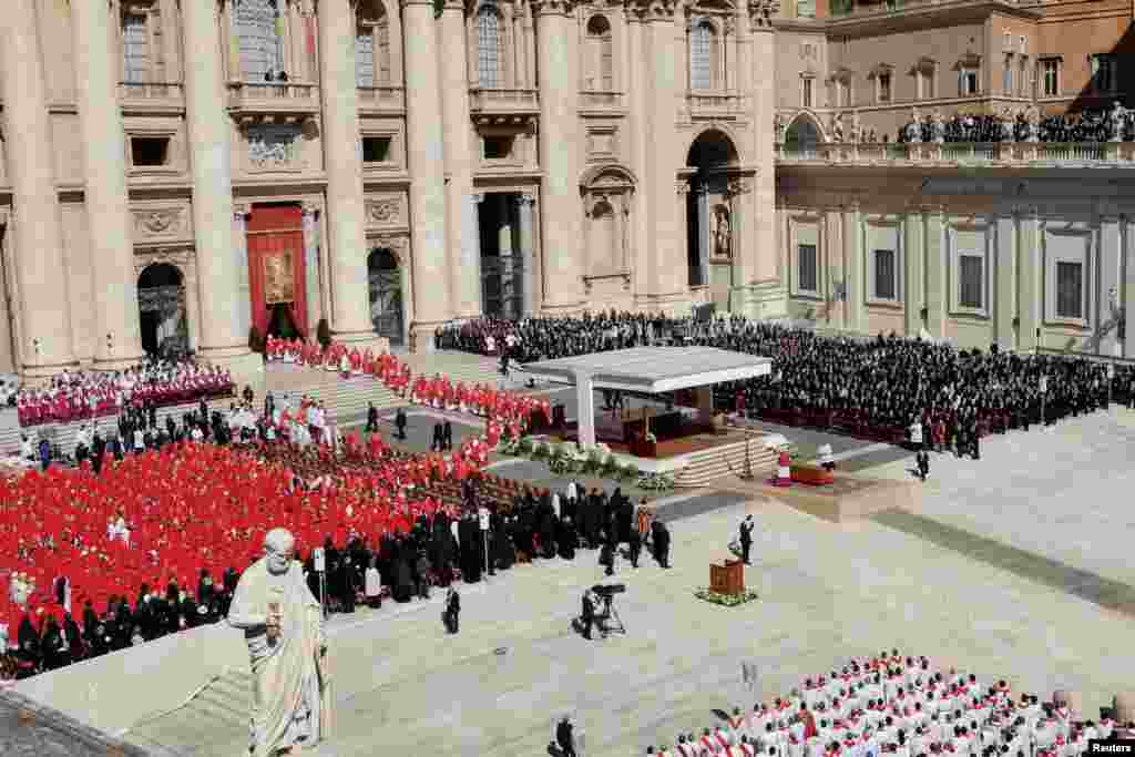 По одреден период на жалост, католичките кардинали од целиот свет ќе се соберат на конклава за да изберат нов папа