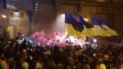 «Чому мене завжди обманюють?» – учасник акції проти розведення військ на Донбасі (відео) «Чому мене завжди обманюють?» – учасник акції проти розведення військ на Донбасі (відео)