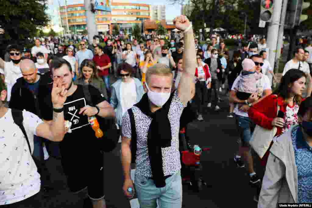 Люди також стояли за парканом, не проходячи через контрольно-пропускні пункти. Черги були завдовжки близько 100 метрів