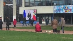 В центре Симферополя послушали Путина из Москвы (видео) В центре Симферополя послушали Путина из Москвы (видео)