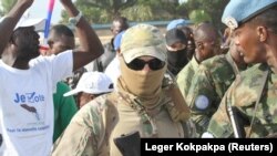 Російські солдати, які, як вважають, входять до складу ПВК «Вагнер», забезпечують безпеку президента Фостен-Аршанж Туадера