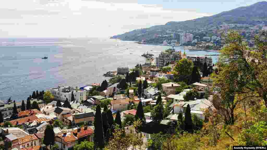 Письменник Іван Бунін 1896 року присвятив цьому історичному місцю Ялти вірш «Кипариси»: «Пустынная Яйла дымится облаками, В туманный небосклон ушла морская даль, Шумит внизу прибой, залив кипит волнами, А здесь – глубокий сон и вечная печаль»