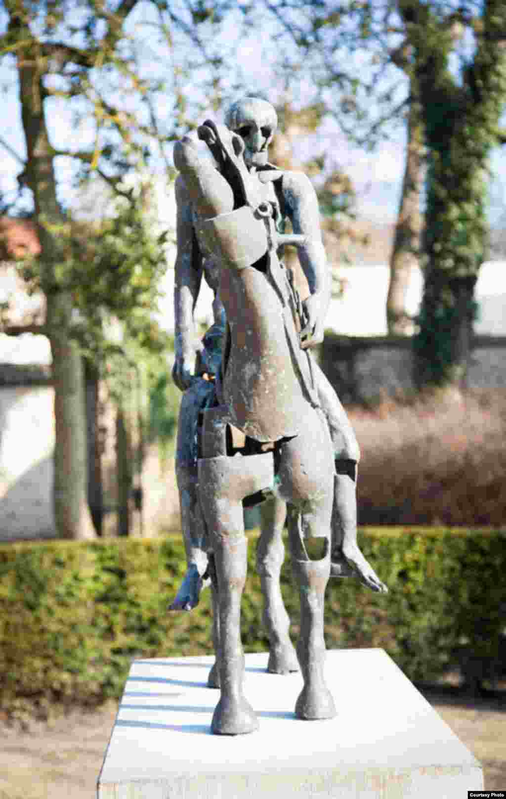 Четыре завораживающих своей железной страстью фигуры с 1988 года стоят в пряничном фламандском городке Брюгге - в пасторальном саду Аарендт, через узорчатый мостик от местного Нотр-Дама, храма Святой Девы Марии, в крипте которого похоронена Мария Бургундская и в приделе которого благославляет зевак и прихожан чедесная "Мадонна с ребенком" Микеланджело. А с искусствоведческой точки зрения апокалиптический сад - задворки городского художественного музея