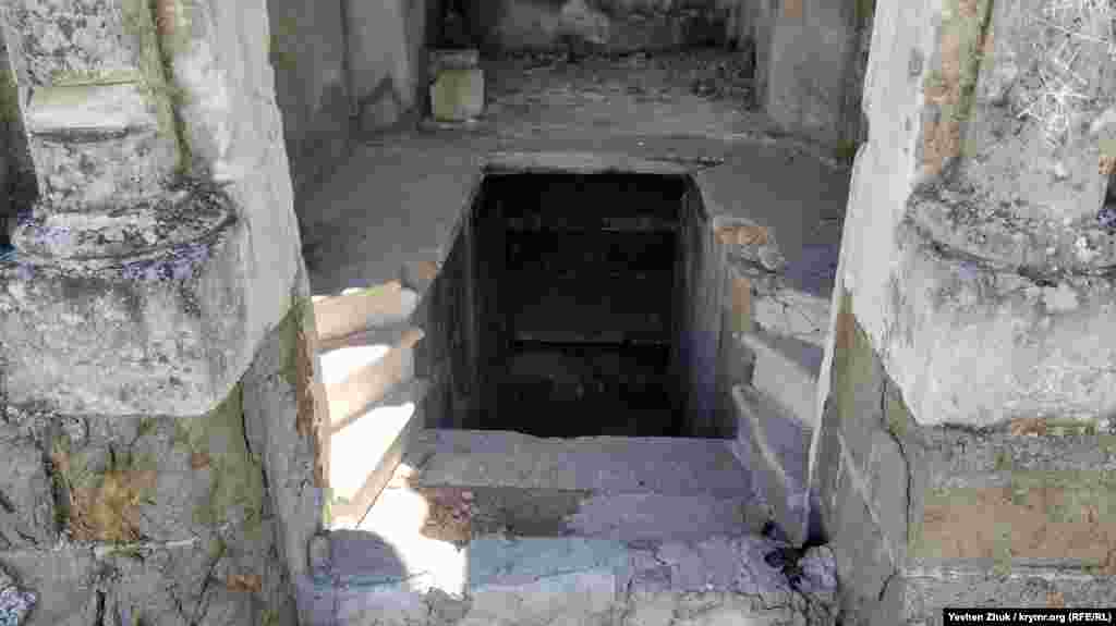 «За каменными надгробиями устроили себе артиллерийские и пулеметные гнезда защитники Севастополя в Великой Отечественной войне. Остальное разрушение довершили послевоенные и современные вандалы нашего города», – продолжает дальше Коваленко. На фото: вход в склеп в часовне