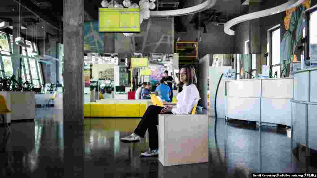 Центр має дизайн у стилі «лофт»