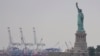 Kip slobode u Njujorku, u pozadini terminal Luke Liberty, 6. avgust 2025.