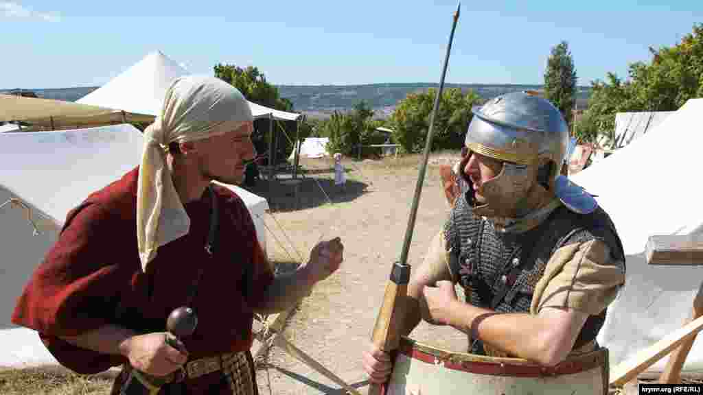 Римские легионеры в повседневной бытовой одежде (слева) и в доспехах (справа) в лагере в Крыму. Больше фото с фестиваля – в репортаже корреспондента Крым.Реалии