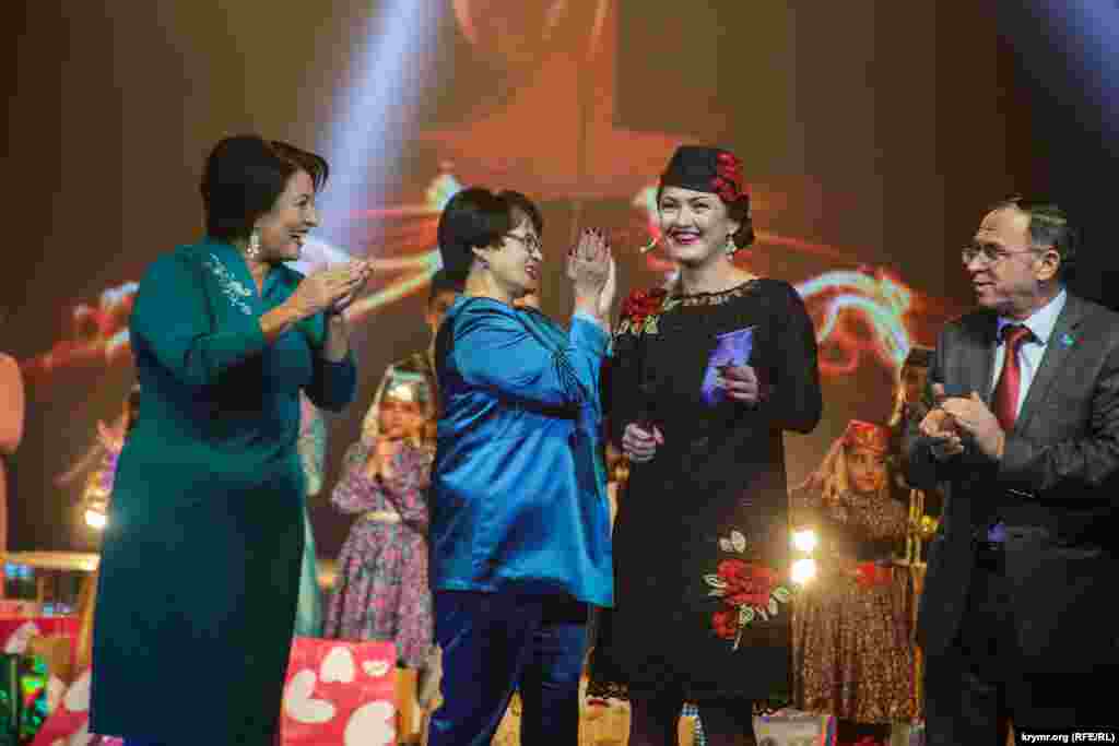 «Наши дети должны расти на своей родине и любить свой язык, свою культуру», - отметила выступая перед зрителями Генеральный директор ООО «Кара дениз продакшн»  Эльзара Ислямова