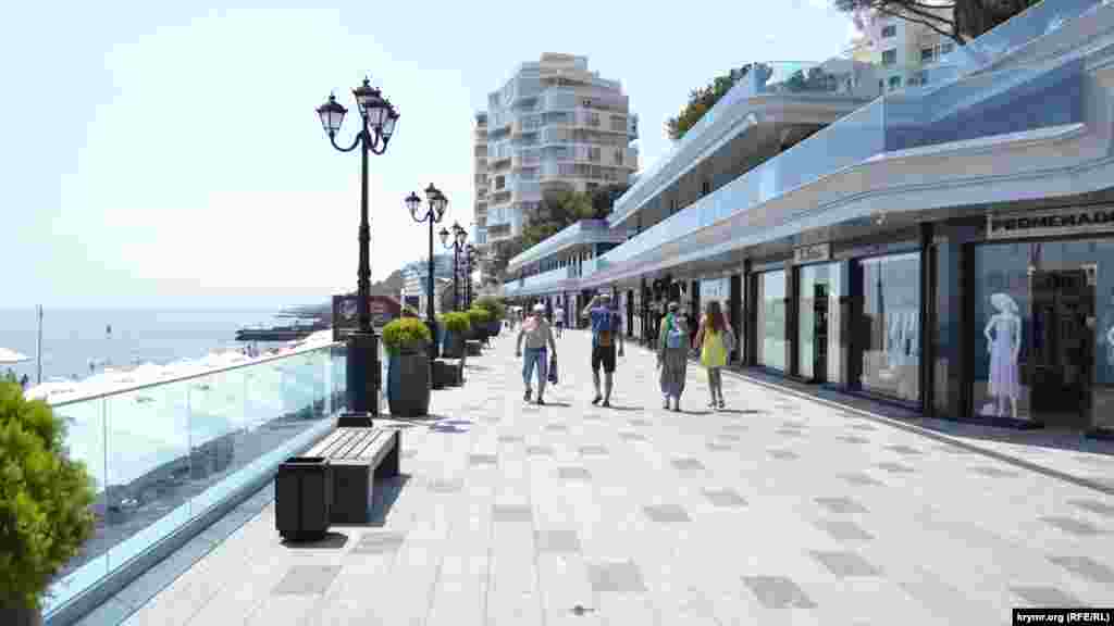 1 июля 2020 года на полуострове стартовал курортный сезон. В связи с этим российское Министерство курортов Крыма подготовило правила по соблюдению безопасного отдыха на пляжах из-за пандемии коронавируса