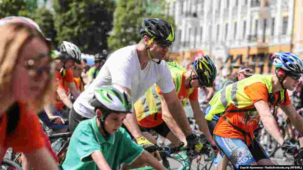 ...проїхавши центральними вулицями міста... 