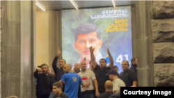 "ქართული ოცნების" მხარდამჭერები საპროტესტო აქციის მონაწილეებს აგინებენ და უხამს ჟესტებს აჩვენებენ - 9 სექტემბერი, 2025 წელი