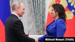 Президент Росії Володимир Путін і головний редактор телеканалу RT і державного інформаційного агентства «Росія сьогодні» Маргарита Симоньян, нагороджена орденом Олександра Невського. Кремль, Москва, 23 травня 2019 року