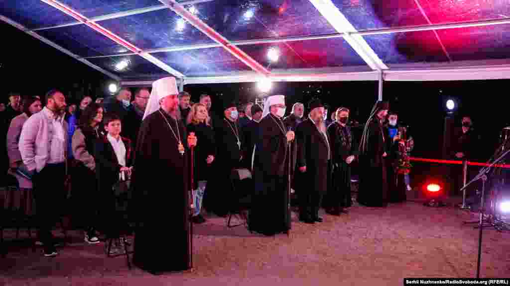 Молебень провели Предстоятель Православної церкви України митрополит Епіфаній, глава Української греко-католицької церкви блаженніший Святослав, головний рабин України та Києва Моше Реувен Асман, головний рабин Києва і України громад прогресивного юдаїзму Олександр Духовний та єпископ Вишневський Спиридон УПЦ МП 