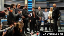 Олександр Харебін (п’ятий зліва) з членами «ЗеКоманди» на прес-конференції у студії «Суспільного»