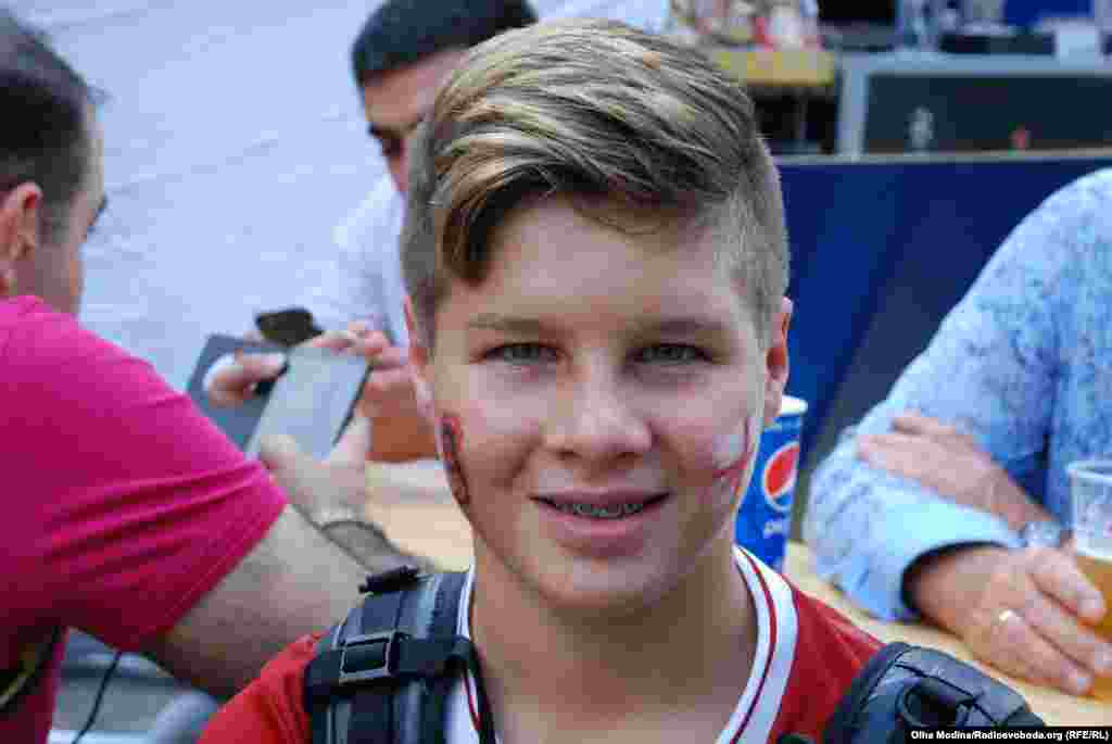 Дантен приїхав із Південної Африки. Йому 13 років, але вболіває за «Ліверпуль» з самого народження. Сміється, привчив його дідусь – досвідчений фанат. Саме він зацікавив хлопця «червоними» і привіз до Києва, щоб підтримати улюблену команду. Якщо для нього це перший виїзд, то для його дідуся вже «третій десяток». «Ліверпуль» неймовірно грає: з віддачею, з характером, з наснагою! І мені це подобається», – каже Дантен.  