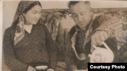 Активисты Национального движения крымских татар Зампира Асанова и Лютфи Бекиров. Архивное фото